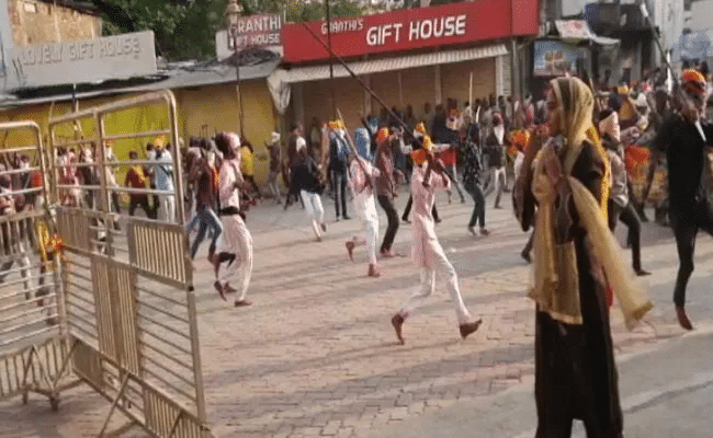 Herd Having Swords Episodes Cops At Maharashtra Gurudwara, 4 Wounded