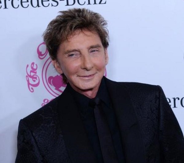 Barry Manilow marries manager Garry Kief