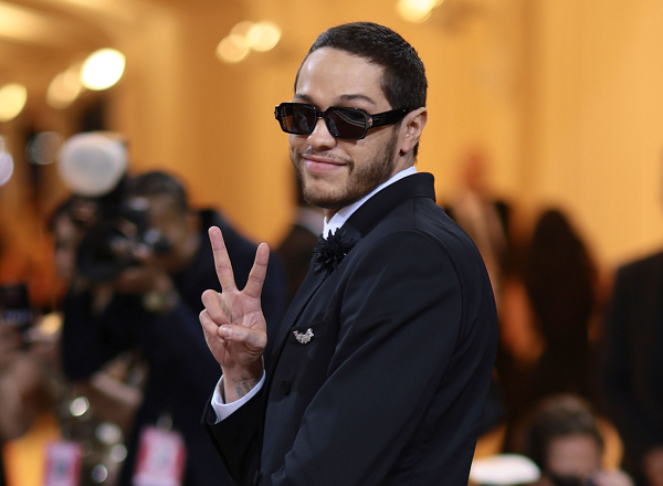 From SNL to Hollywood: A Look at the Incredible Rise of Pete Davidson’s Net Worth by 2023!